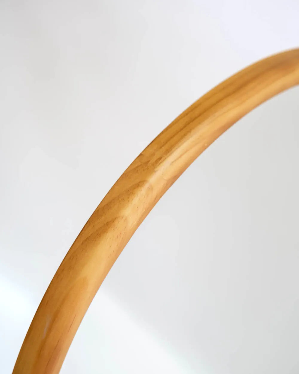 Espejo de madera clara