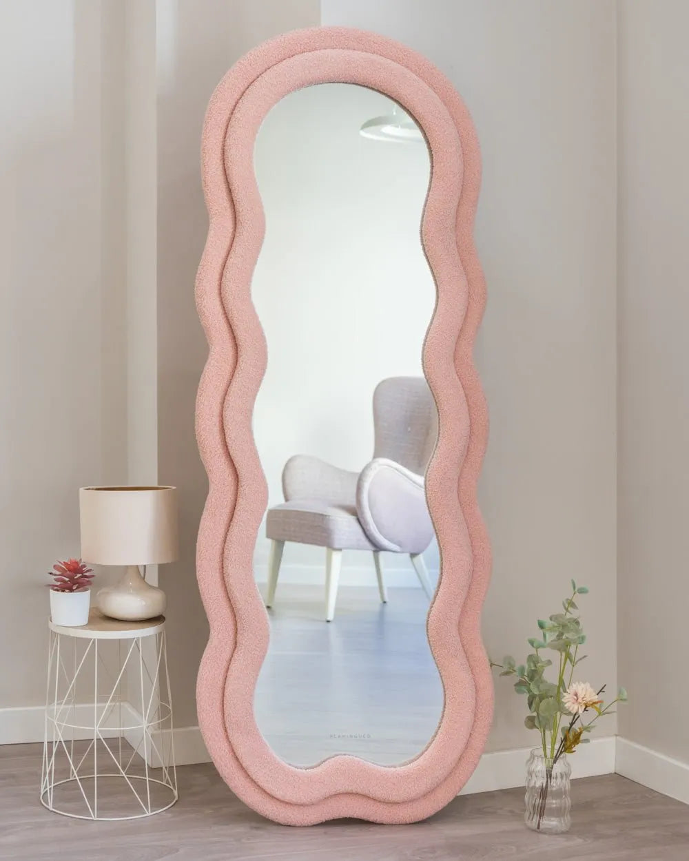 Espejo de pared rosa ondulado